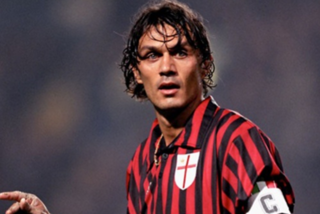 阿斯：巴萨本赛季球场外事务增多，弗里克比上赛季更加情绪化（阿斯报：巴萨本季场外风波增多，弗里克较上赛季更显情绪化）