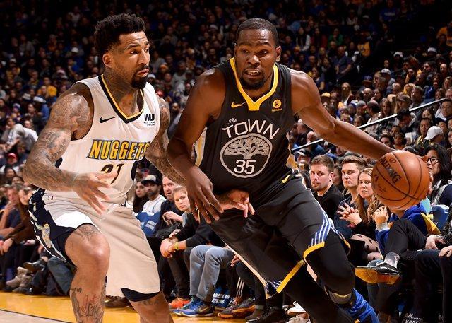 记者：本届世界杯将有半场球员和教练采访，赛前两天开发布会（记者透露：本届世界杯将引入半场球员、教练采访，赛前两日举行发布会）