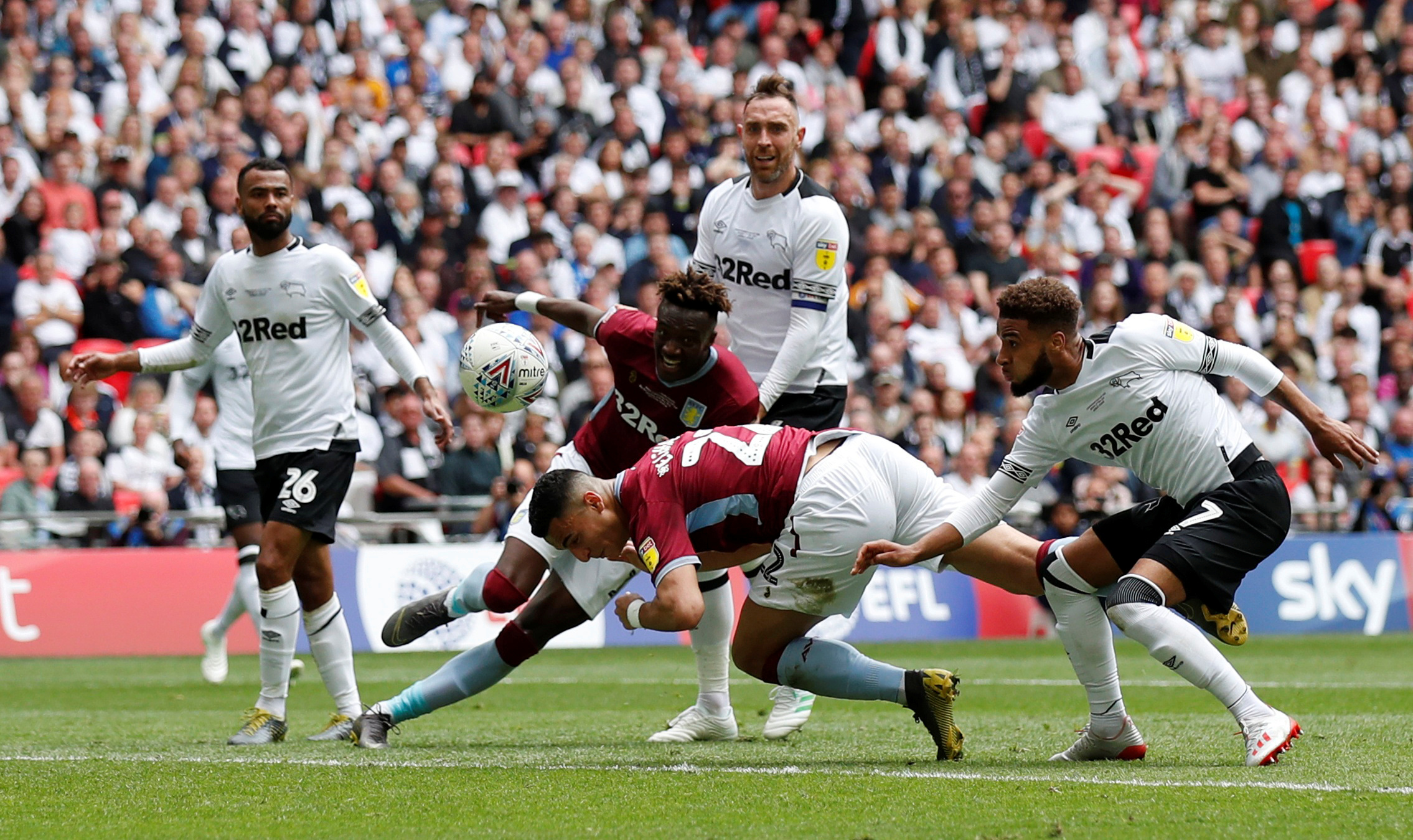 不满判罚，西蒙尼向裁判抗议：你不会给维尼修斯出牌的（西蒙尼不满判罚，质问裁判：为何不向维尼修斯出牌？）